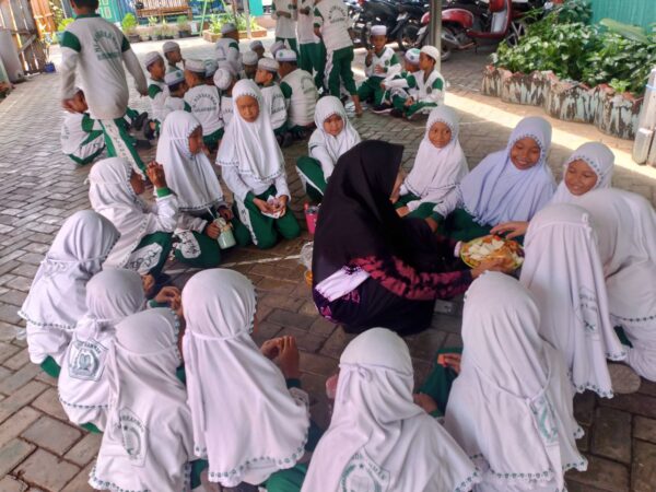 Siswa Kelas 3 MIS Nor Rahman Banjarmasin Ulas Berbagai Jenis Buah dalam Praproyek IPAS