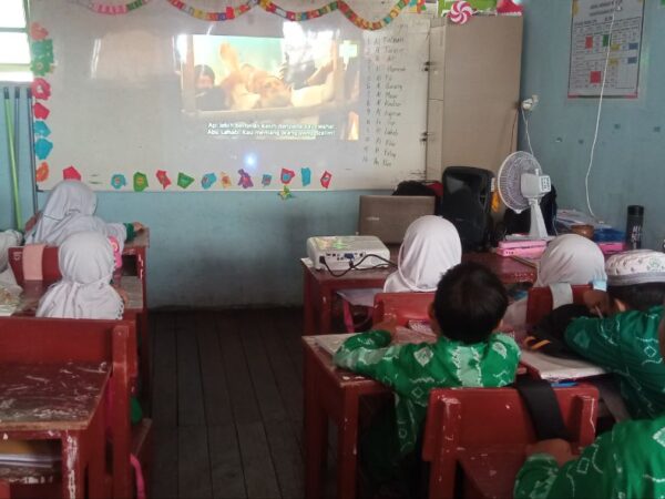 Siswa Kelas 3 MIS Nor Rahman Banjarmasin Gelar Nobar Film Sejarah Nabi Muhammad SAW.