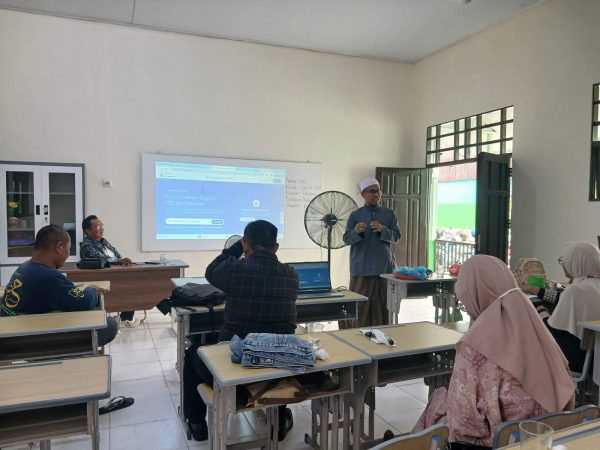 Lulusan UIN Siber Syekh Nurjati Cirebon Sosialisasi Dua Aplikasi Web Modern di MIS Nor Rahman